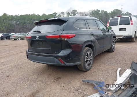 2022 Toyota Highlander Xle z USA, uszkodzony, nr VIN 5TDGZRAHXNS539534